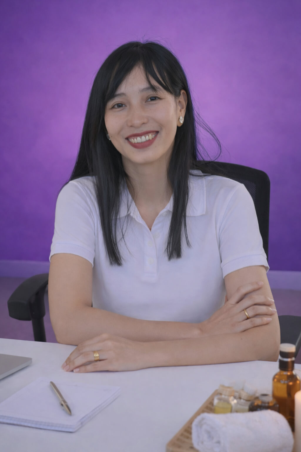 Porträt von Belle Winker, Inhaberin von Asian Bliss Massage in Furtwangen im Schwarzwald, vor violettem Hintergrund